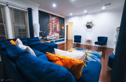 North Mayfair Apartment | The Blue Golden Luxury Modern 3- Bedroom Apartment in Chicago