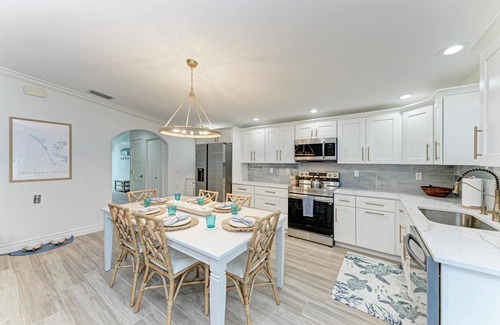 Holmes Beach House | The Blue Haven managed by Beach Retreats