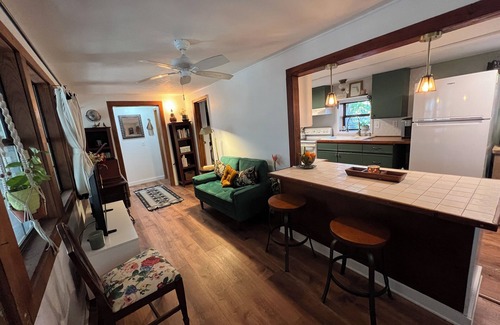 Cross Creek Cottage | The Blue Heron Hideaway- 2-bedroom cottage in lovely Cross Creek, FL,