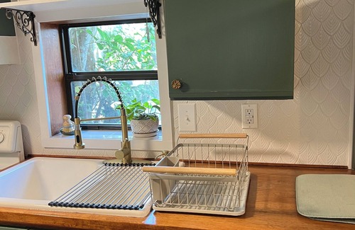Cross Creek Cottage | The Blue Heron Hideaway- 2-bedroom cottage in lovely Cross Creek, FL,