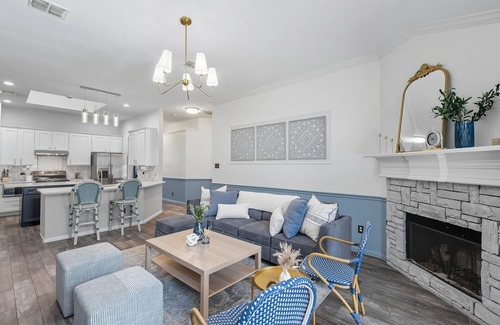 Corinth House | The Blue Holly - Bright & Spacious with a Pool
