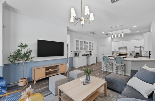 Corinth House | The Blue Holly - Bright & Spacious with a Pool