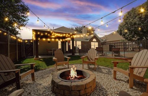 Corinth House | The Blue Holly - Bright & Spacious with a Pool