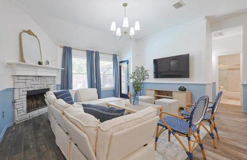 Corinth House | The Blue Holly - Bright & Spacious with a Pool