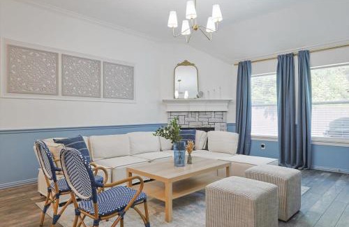 Corinth House | The Blue Holly - Bright & Spacious with a Pool