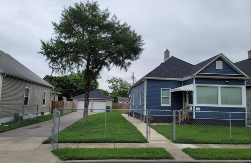 East St. Louis House | The Blue House near Frank Holten State Park/Golf/Lighthouse Restaurant