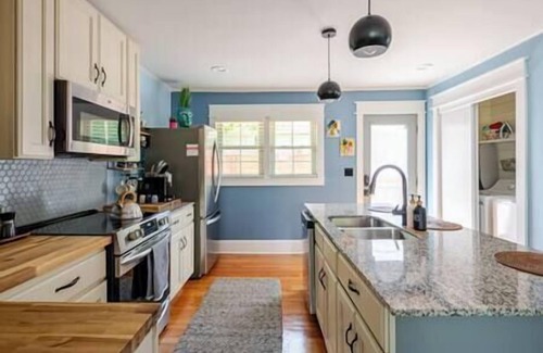 Durham House | The Blue House/Walk Downtown w/Upscale Coffee Bar, The Blue House/Walk Downtown w/Upscale Coffee B
