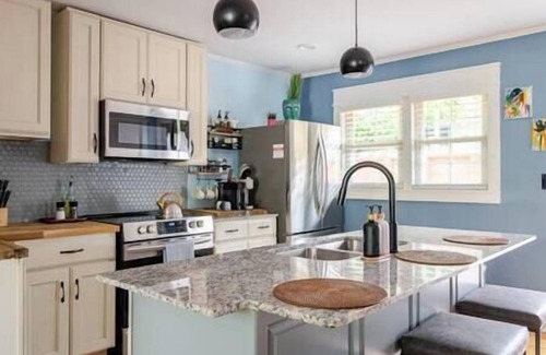 Durham House | The Blue House/Walk Downtown w/Upscale Coffee Bar, The Blue House/Walk Downtown w/Upscale Coffee B