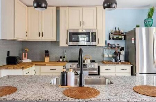 Durham House | The Blue House/Walk Downtown w/Upscale Coffee Bar, The Blue House/Walk Downtown w/Upscale Coffee B