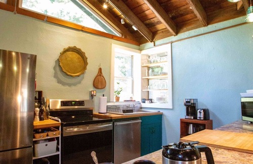 Hacienda House | The Blue House. Walkable to Russian River, Family Friendly, AC, Wifi.