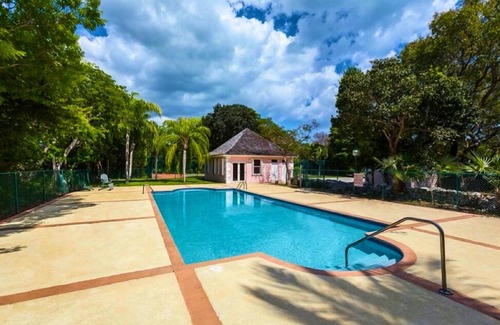 Freeport House | The Blue Inn Villa, 3 Bedroom Vacation Home