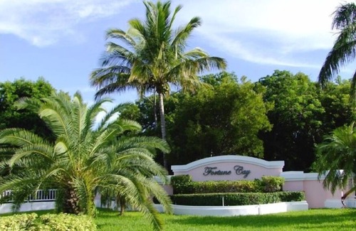 Freeport House | The Blue Inn Villa, 3 Bedroom Vacation Home