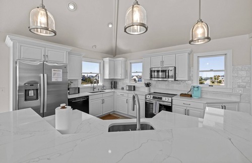 Waves House | The Blue Moon - Ocean Front - Pool - Hot Tub - Theater - Elevator- Dog Friendly!