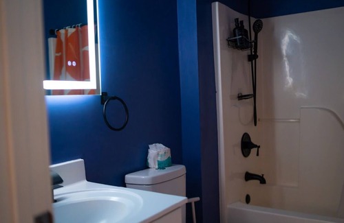 Charlotte Condo | The Blue Oasis- Charming 2-bedroom condo in cool Charlotte with AC, WiFi
