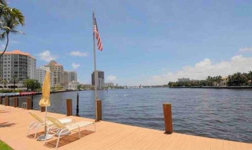 Central Beach Apartment | The Blue Octopus - 1br King Bed Condo
