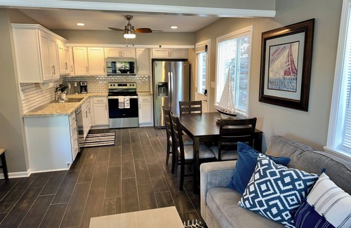 Sunrise Beach House | THE BLUE PEARL~Lakefront home, Private Dock, Floats, near Bars & Public Ramp