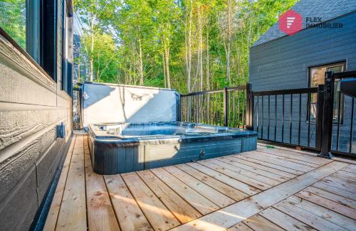 Pont-Rouge Ski Chalet | The Blue Pearl of Portneuf - Private hot tub Pool Trails Billiards
