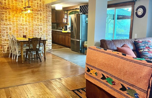 New River House | The Blue Ridge Bungalow- 3BR 2BA, hot tub with panoramic views, dog-friendly.
