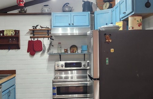 Hood Cabin | The Blue Rooster - Shen. Nat. Park hiking, fishing, wineries & antique shops