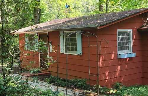 Hood Cabin | The Blue Rooster - Shen. Nat. Park hiking, fishing, wineries & antique shops