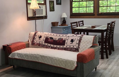Hood Cabin | The Blue Rooster - Shen. Nat. Park hiking, fishing, wineries & antique shops