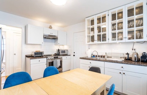 Brooklawn - St. Vincent Apartment | The Blue Sapphire: Modern & Stylish 2BR w/2 King Beds & Full Kitchen