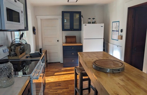Monterey House | The Blue View - Close to town center plus great mountain view! Good Cell & WiFi