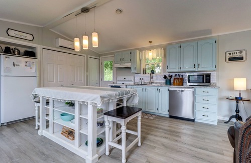 Bay View House | The Blue Whale Cottage- Beautiful Views and Hot Tub