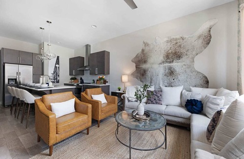 Katie Hill Neighborhood House | The Bluebell - Rooftop Lounge with Hot Tub!