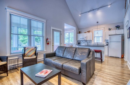 Cherry Valley House | The Bluebird - 7 Summer Village