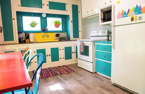 Davis House | The Bluebird Cottage: A Charming Style Cabin with Hot Tub & Now Dog-Friendly!