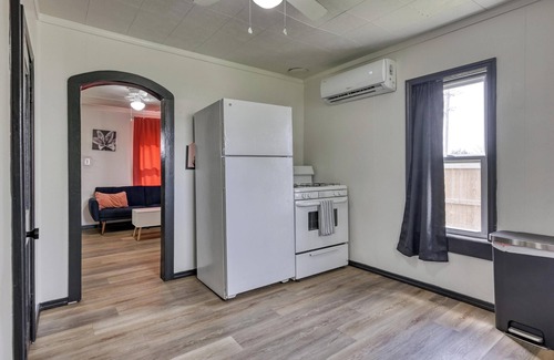 Joplin House | The Bluebird: Modern 1 Bed, Large Peaceful Yard