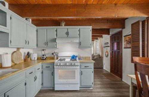 Peter Pan House | The BlueBird Retreat, Jacuzzi, BBQ