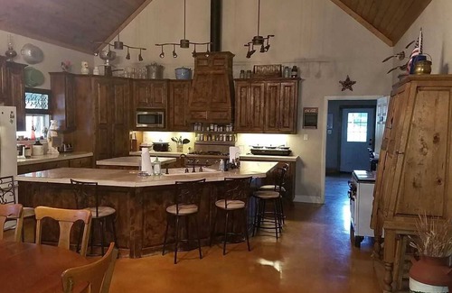 Bandera House | The Bluff Springs Lodge