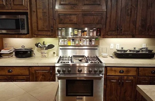 Bandera House | The Bluff Springs Lodge