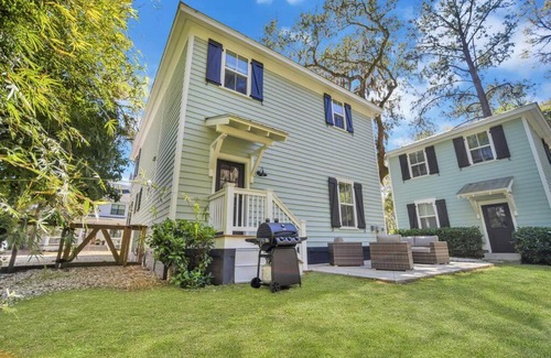 Olde Town House | The Bluffton Village Home - 5 BR in Old Town w Carriage Home