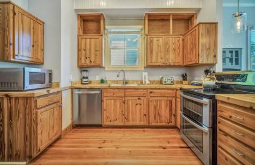 Olde Town House | The Bluffton Village Home - 5 BR in Old Town w Carriage Home