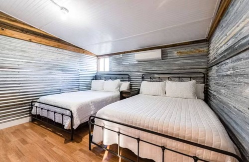 Willow City Cabin | The Boar's Lodge | Pool | Hot Tub | Firepit & Pet OK
