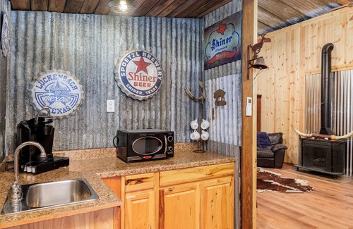 Willow City Cabin | The Boar's Lodge | Pool | Hot Tub | Firepit & Pet OK