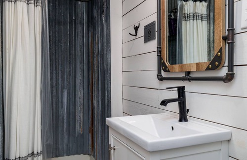 Willow City Cabin | The Boar's Lodge | Pool | Hot Tub | Firepit & Pet OK