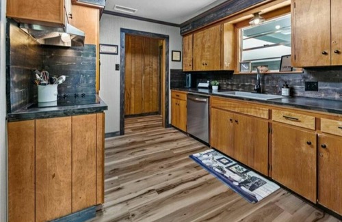 Brookeland House | The BOAT House! Hot Tub-Pool-Pool Table-Fire Pit-RV & Boat parking! Docks Close!