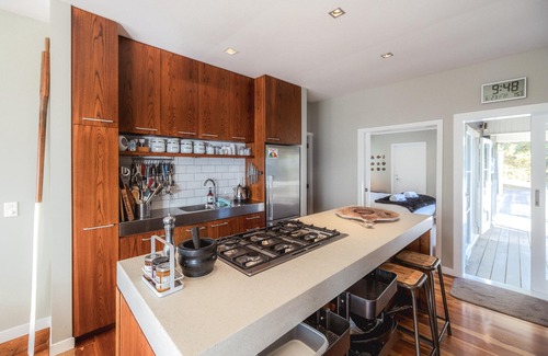 Waiheke Island House | The Boat House at Arran Bay - The Boat House at Arran Bay is a spectacular family holiday home in Arran Bay. With 4 bedrooms, plus caravan sleepout,it can sleep up to 8 adults and 12 guests in total.