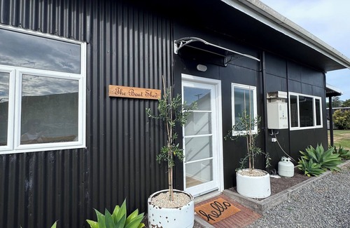 Tolaga Bay Apartment | The Boat Shed is a boutique, rustic style 2 bedroom studio close to the river.