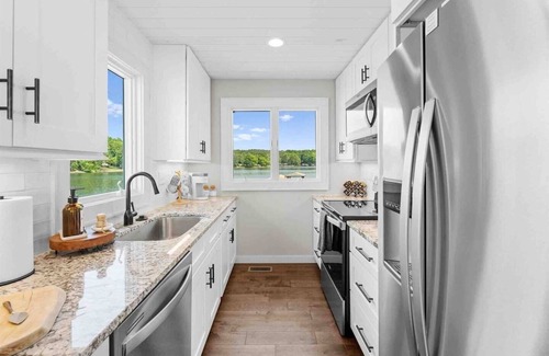 Mooresville House | The Boathouse, a Perfect Getaway