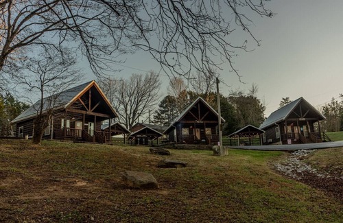 Byrdstown Cabin | The Boathouse Bungalow Dale Hollow Lake 1 Minute Away Free Firewood Pet-Friendly