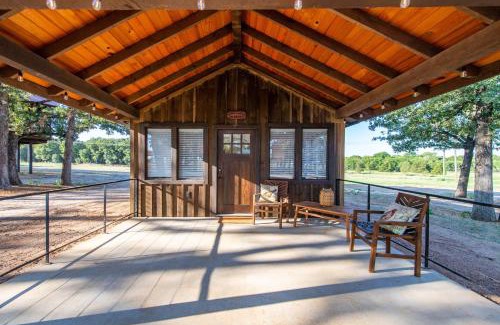 Elm Mott Ski Chalet | The Bobwhite Cabin 15MIN to Magnolia Baylor