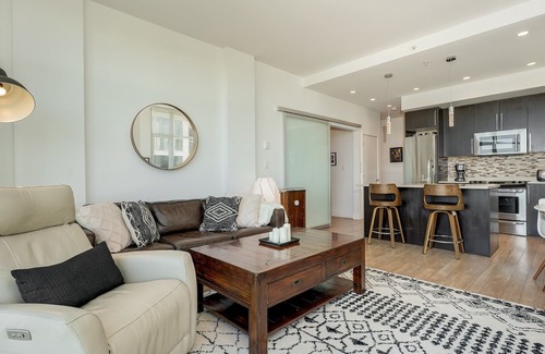 Harris Green Condo | The Bohemian, min 30-Day Stays with Breathtaking Views and Home Office!