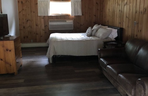 Diamond Point Cabin | The Bolton Lodge & Suites - Full Estate with Pool