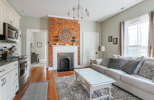 Staunton Apartment | The Bons Amis Suite: Walk Downtown!
