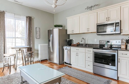 Staunton Apartment | The Bons Amis Suite: Walk Downtown!
